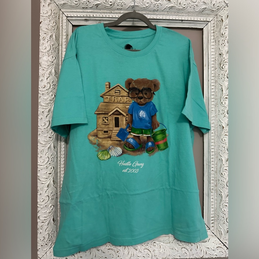 Hustle Gang Bear T-shirt. Measurements in pics.  ❣️